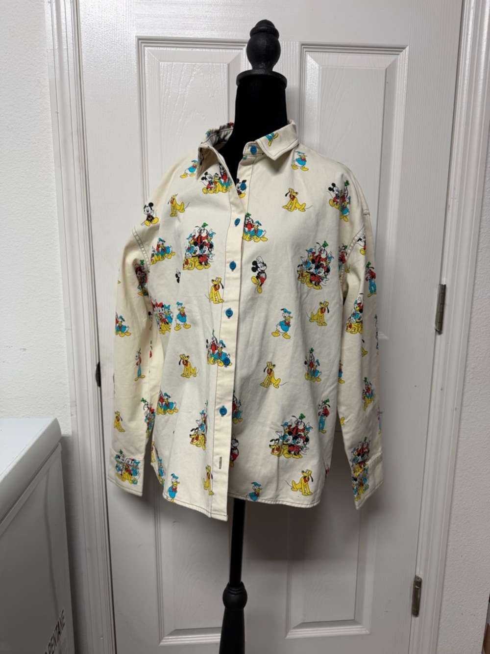 Disney Parks Mickey & Friends Button Up Shirt NWT Size M